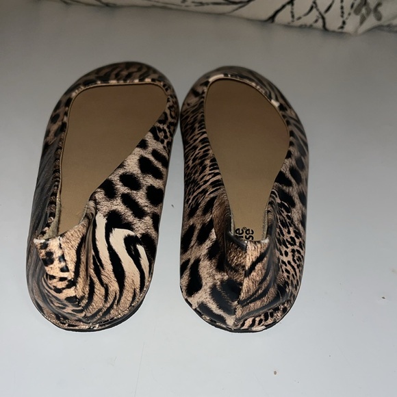 NWT Charlotte Russe cheetah print flats shoes black and tan print - Picture 3 of 4